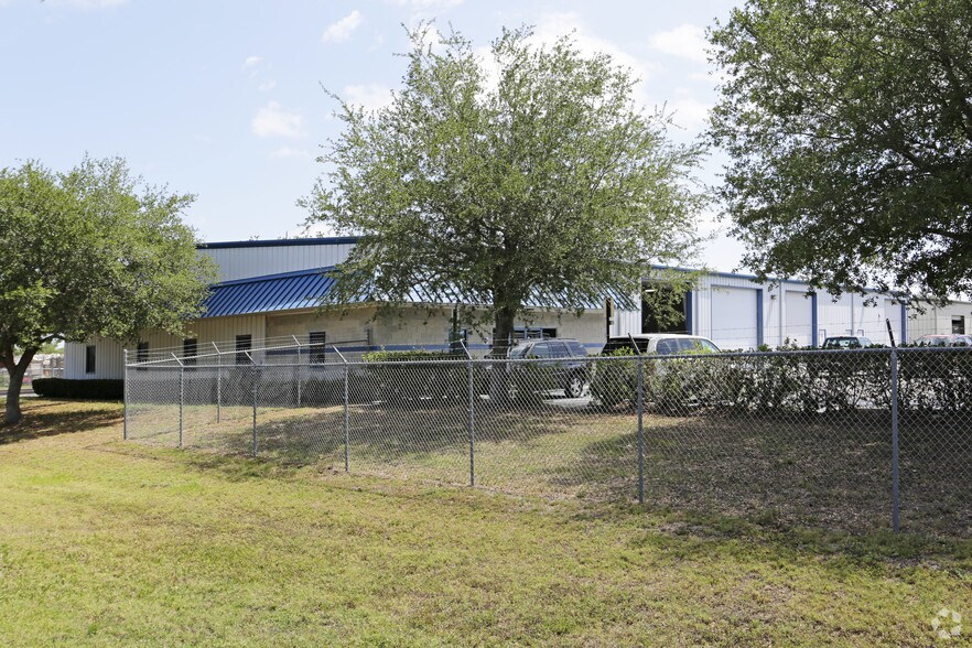 More Photos Of 1610 12th St E, Palmetto Service For Sale