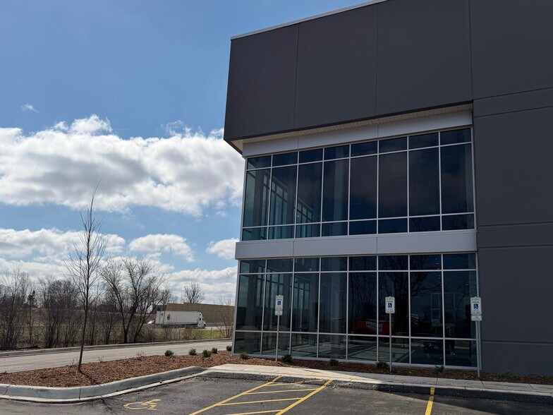 More Photos Of 10000 S Ridgeview Dr, Oak Creek Manufacturing For Lease