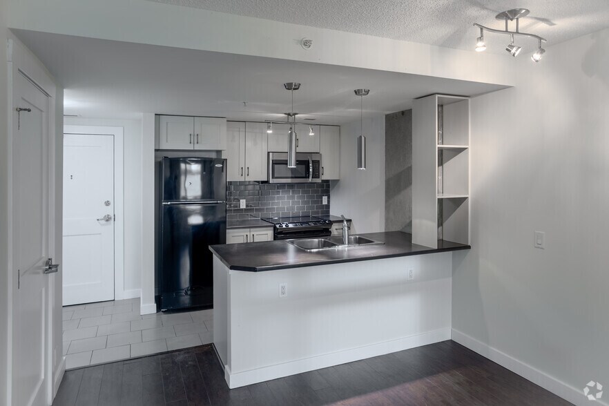 More Photos Of 10051 109 St NW, Edmonton Apartments For Lease