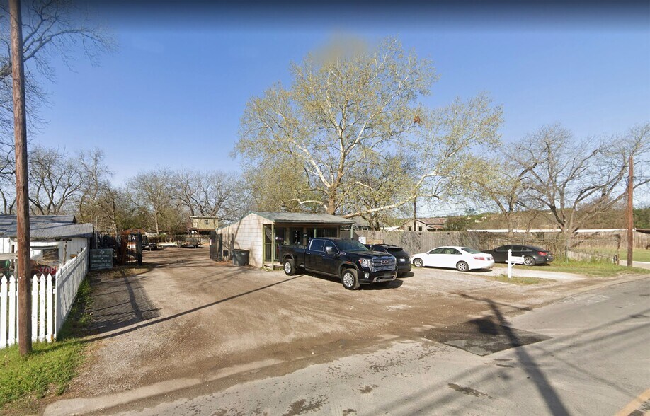 More Photos Of 842 Lakeview Blvd, New Braunfels Industrial For Lease