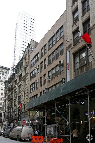 Primary Photo Of 2-4 W 32nd St, New York General Retail For Lease