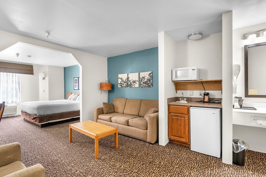More Photos Of 220 Caravan Dr, Elkhart Hotel For Sale