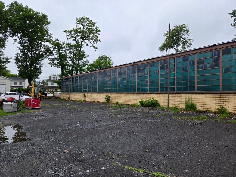 More Photos Of 533 Whitehead Rd, Hamilton Warehouse For Lease