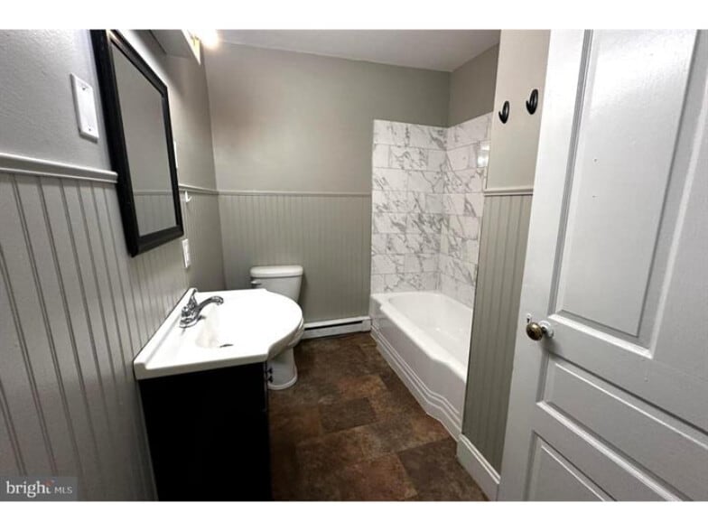 More Photos Of 326 E Broadway, Red Lion Flex For Sale