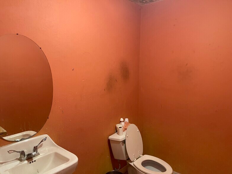 More Photos Of 461 W Gulf Bank Rd, Houston General Retail For Lease