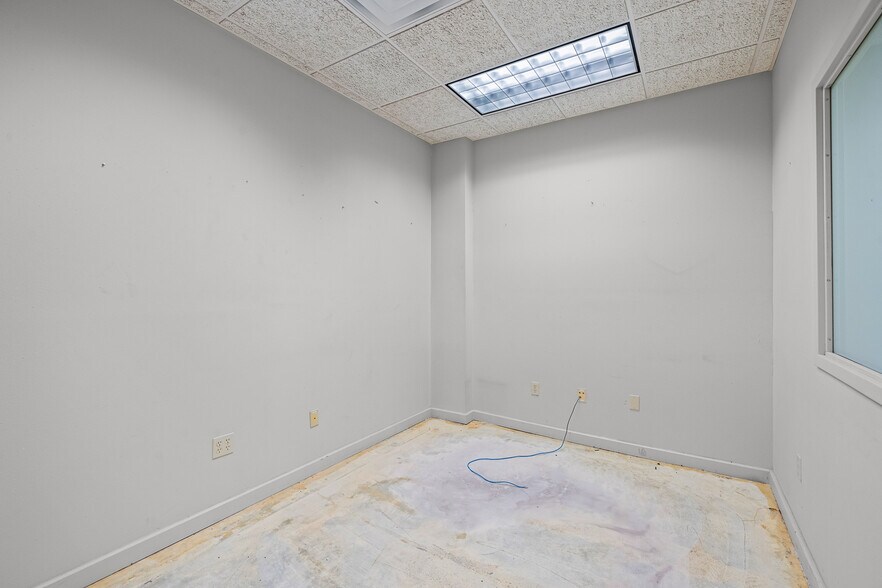 More Photos Of 7705 Quaker Ave, Lubbock Freestanding For Lease