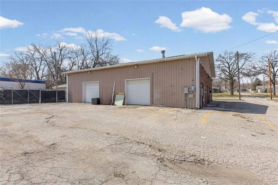 More Photos Of 702 SW South Ave, Blue Springs Warehouse For Lease