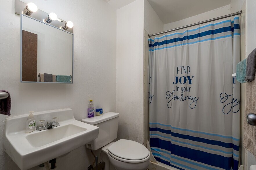 More Photos Of 3200 S Maple Ave, Slayton Apartments For Sale