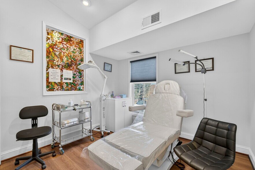 More Photos Of 10130-10134 Colvin Run Rd, Great Falls Medical For Lease