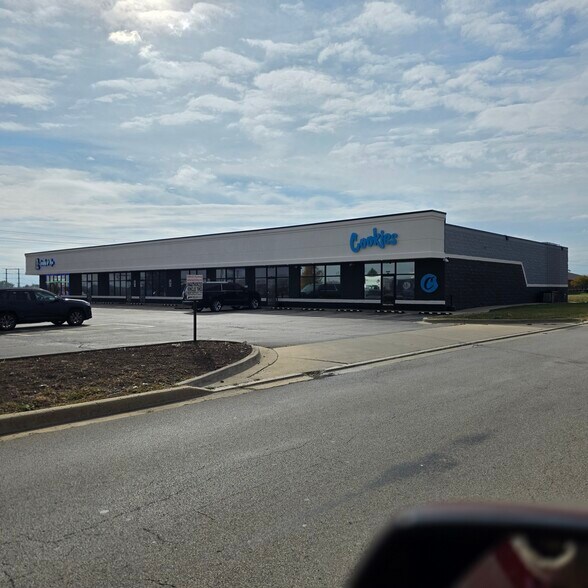 More Photos Of 1006 Jc Pky, Bloomington Unknown For Lease