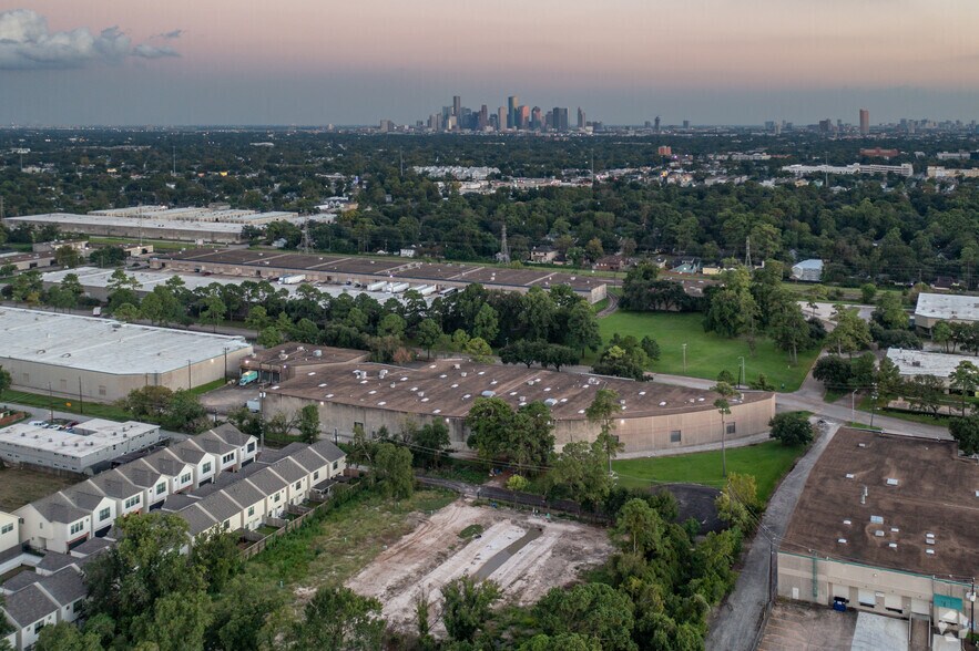 More Photos Of 302-350 W 38th St, Houston Warehouse For Lease