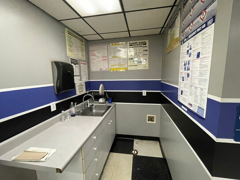 More Photos Of 8621 Fairview Rd, Charlotte Unknown For Lease