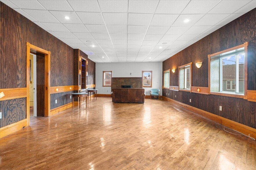 More Photos Of 102 S Richmond St, Fleetwood Warehouse For Sale