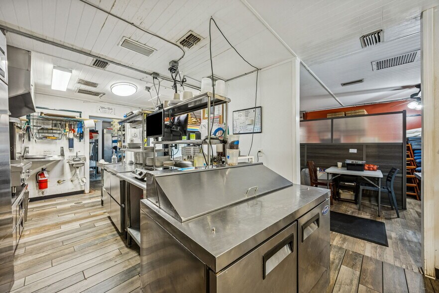More Photos Of 218 Ash St, Fernandina Beach Freestanding For Sale