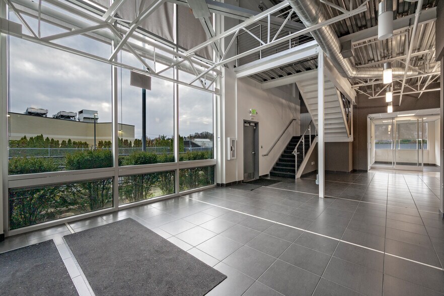 More Photos Of 3257 16th Ave W, Seattle Office For Lease