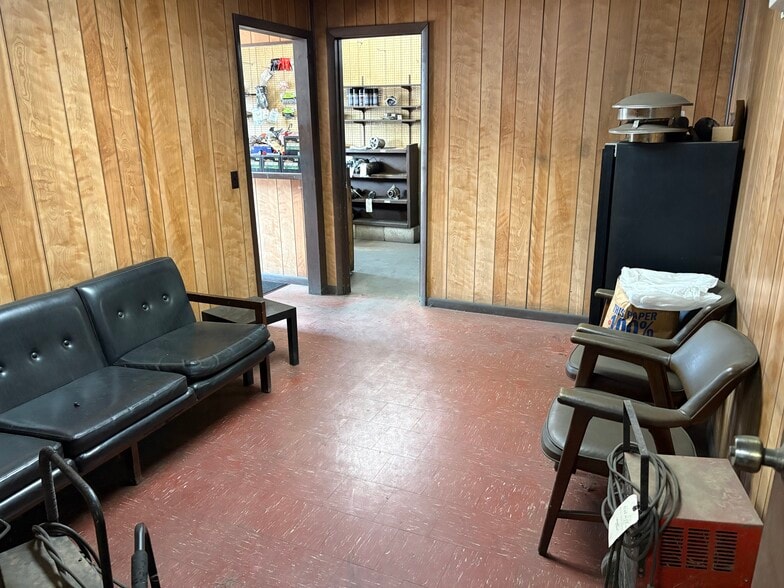 More Photos Of 1025 E Huron Ave, Bad Axe Auto Repair For Sale