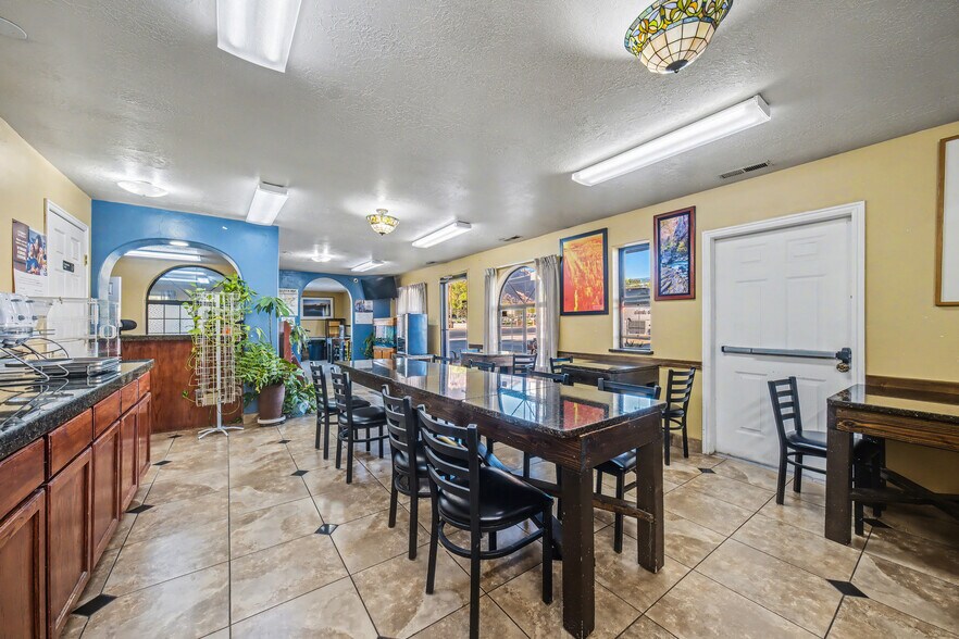 More Photos Of 386 E 300 S, Kanab Hotel For Sale