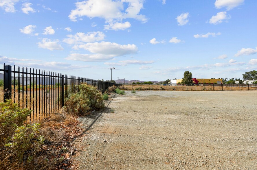 More Photos Of 334 Malbert St, Perris Land For Lease