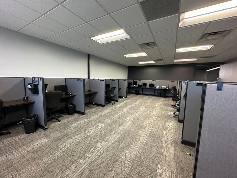 More Photos Of 7330 W 33rd St, Wichita Flex For Lease