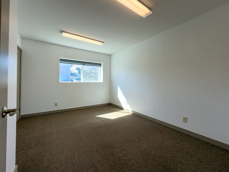 More Photos Of 125 Baltimore Ave SE, Bandon General Retail For Sale