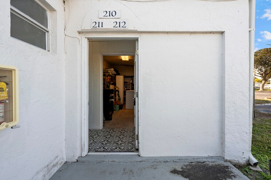 More Photos Of 599 Sherwood Ave, Satellite Beach General Retail For Lease