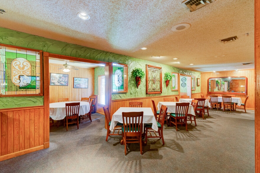 More Photos Of 1702 Park Hill Dr, Gainesville Restaurant For Sale