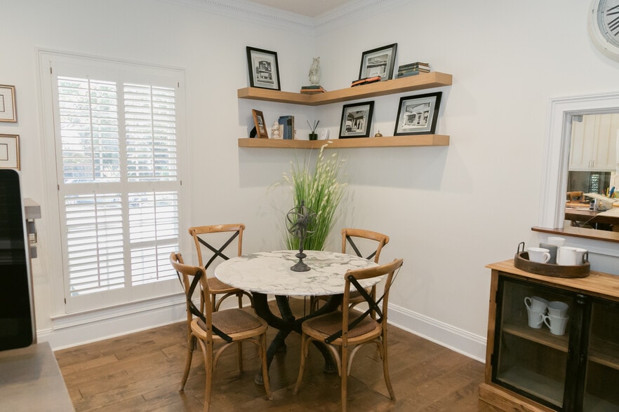 More Photos Of 1513 Oak Grove Rd, Decatur Office For Sale