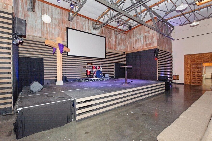 More Photos Of 7970 Cherry Ave, Fontana Showroom For Lease