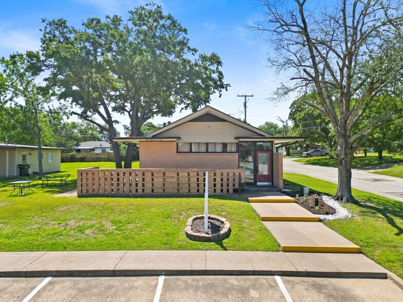 More Photos Of 601 Mary Lake Dr, Bryan Office Residential For Lease