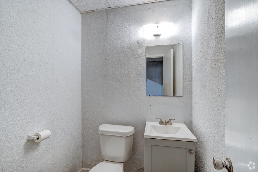 More Photos Of 7999 Hansen Rd, Houston Unknown For Lease