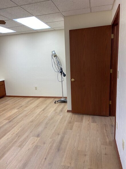 More Photos Of 910 S Bryant Ave, Edmond Medical For Sale