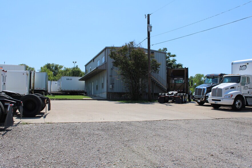 More Photos Of 1936 W Commerce St, Dallas Industrial For Lease
