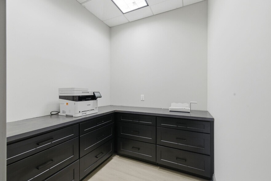 More Photos Of 142 S Cardigan Way, Mooresville Flex For Lease