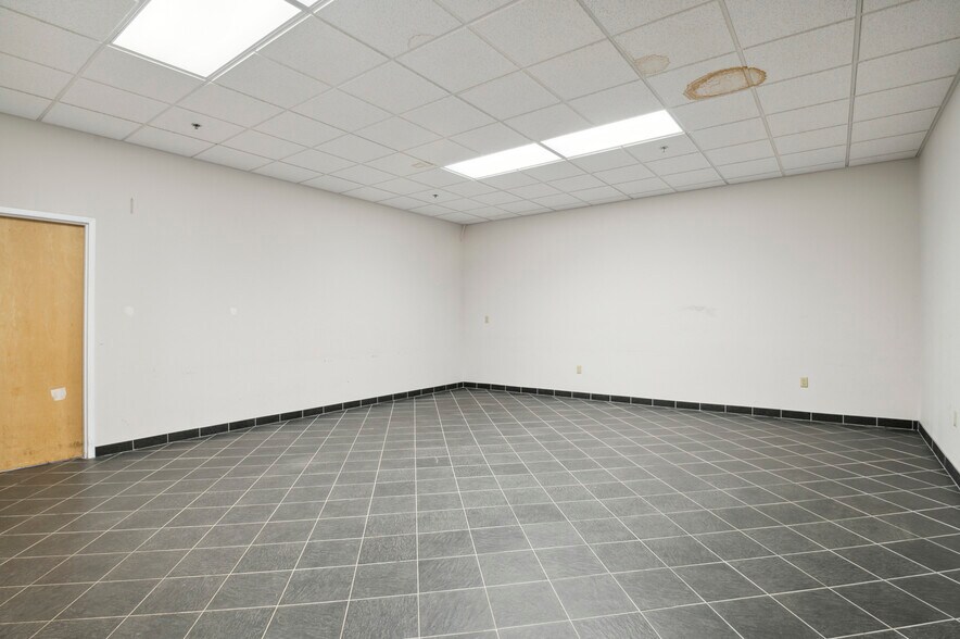 More Photos Of 161-191 Edgemoor Rd, Wilmington Light Distribution For Lease