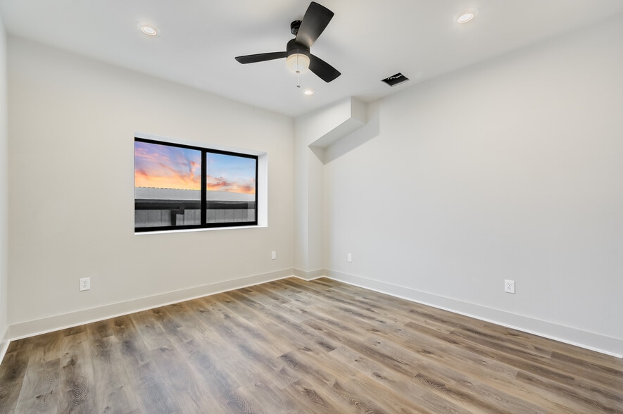 More Photos Of 15210 Fitzhugh Rd, Austin Light Distribution For Lease