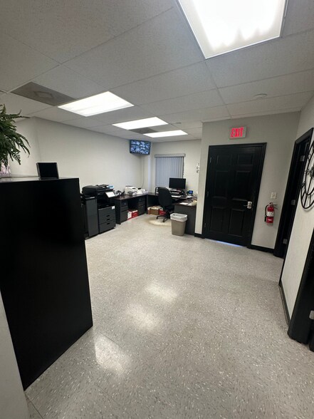 More Photos Of 1640 Benchmark Ave, Fort Myers Warehouse For Lease