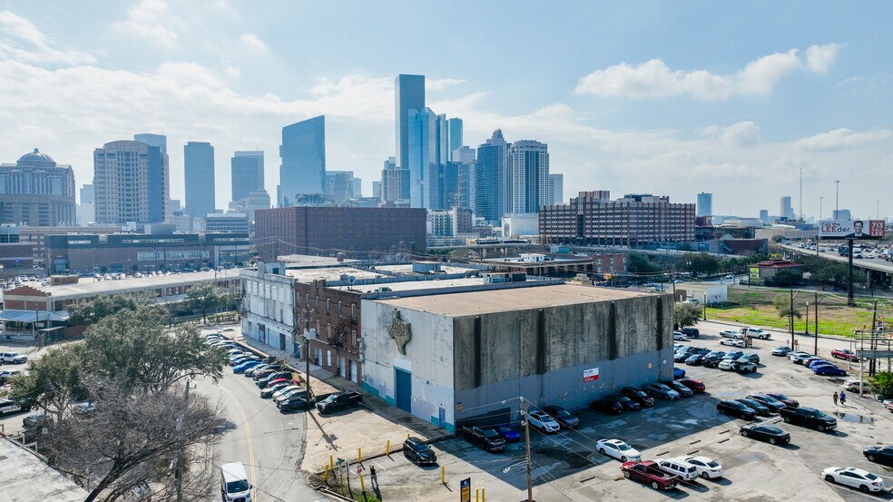 More Photos Of 707-717 Walnut St, Houston Warehouse For Lease