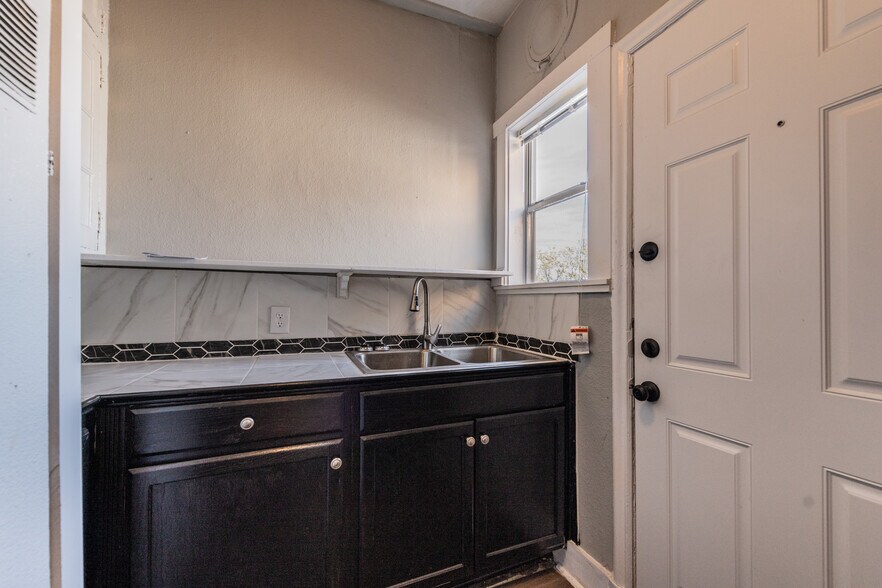 More Photos Of 403 W Hollywood Ave, San Antonio Apartments For Sale