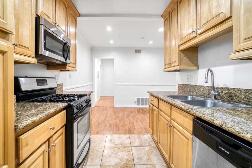 More Photos Of 525 N Sweetzer Ave, Los Angeles Apartments For Sale