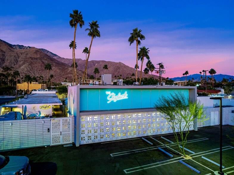 Primary Photo Of 1466 N Palm Canyon Dr, Palm Springs Hotel For Lease