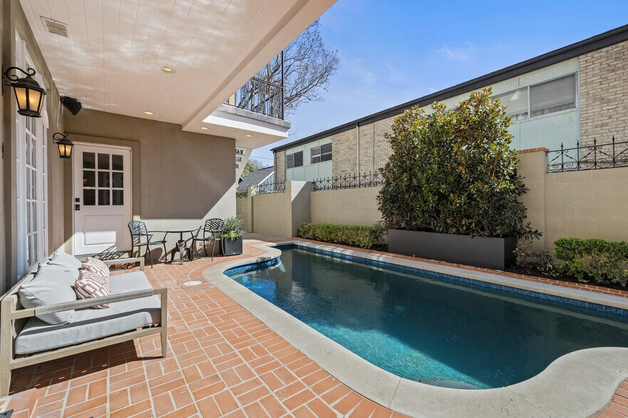 More Photos Of 1810 W 35th St, Austin Specialty For Sale