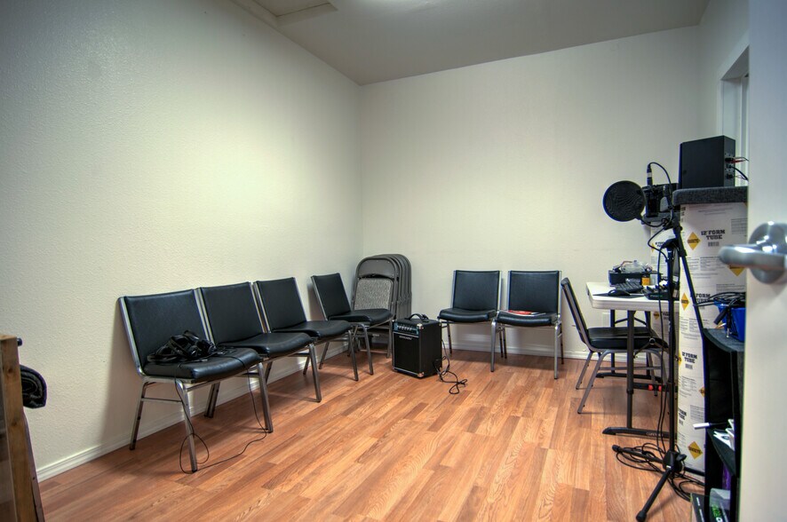 More Photos Of 1900 Belmont Loop, Woodland Storefront Retail Office For Lease
