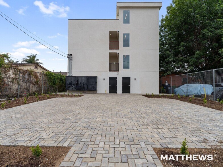 More Photos Of 833 W 84th St, Los Angeles Apartments For Sale