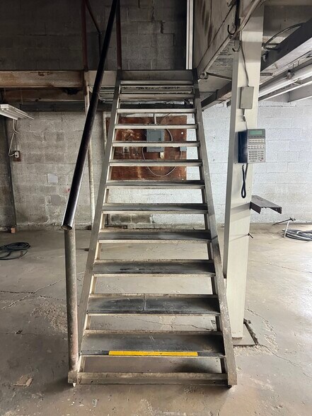 More Photos Of 636 Third Ave, Dallas Warehouse For Sale