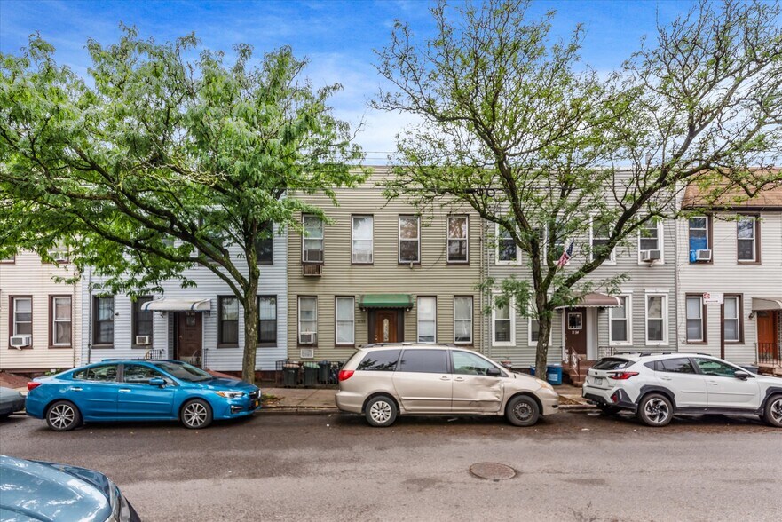 More Photos Of 7158 69th Pl, Glendale Apartments For Sale