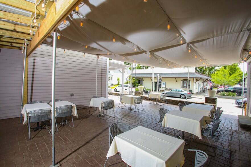 More Photos Of 15 Franklin St, Lenox Restaurant For Lease