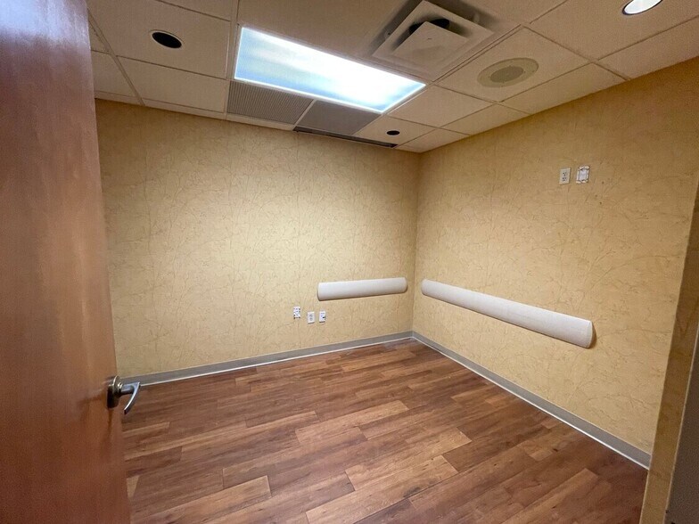 More Photos Of 11345 Pembrooke Sq, Waldorf Medical For Sale