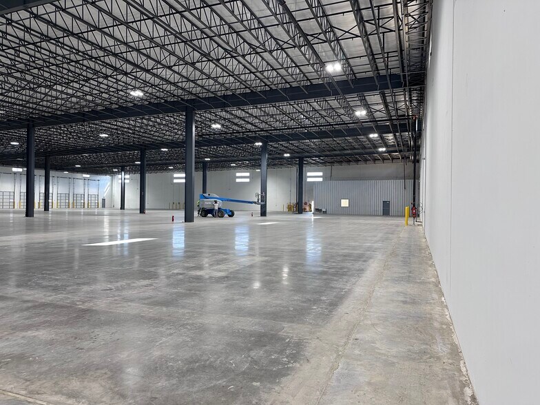 More Photos Of 19926 Kraus Lp, Laredo Distribution For Sale