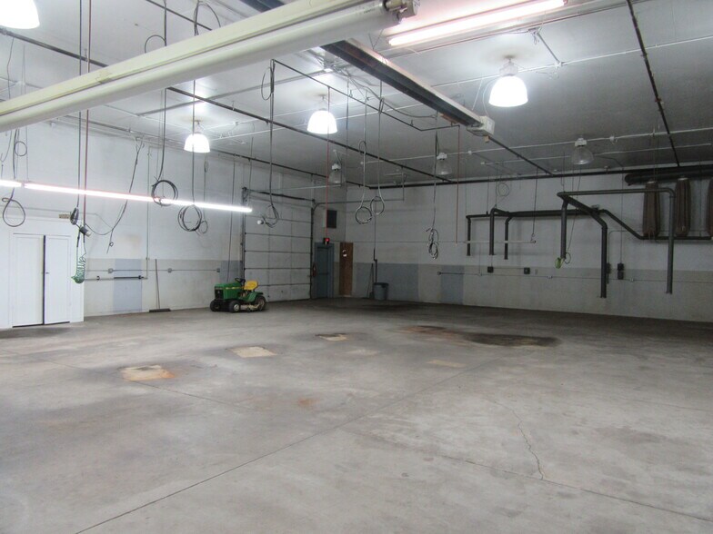 More Photos Of 3211 Atlantic Dr, Port Huron Distribution For Lease
