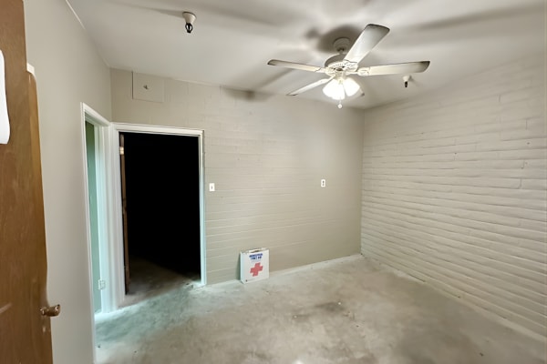 More Photos Of 298 N Pine St, Globe Light Distribution For Sale